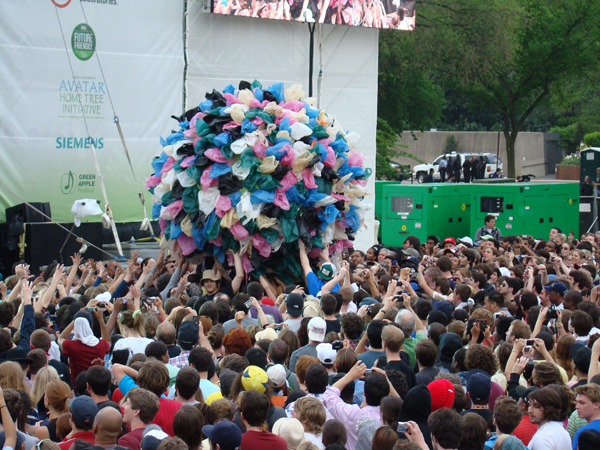 The crowd and the ball of bags